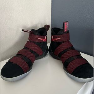 Nike Men's Size 8 LeBron Zoom Soldier 11 Black/Red